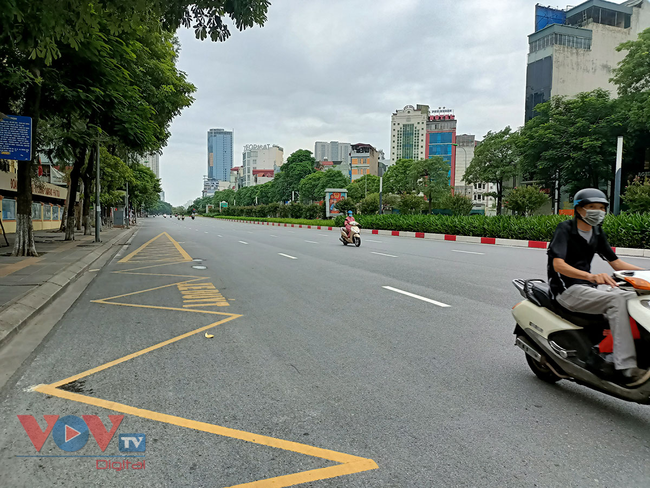 Hà Nội: Chốt kiểm soát thông thoáng, đường phố vắng vẻ trong ngày đầu nghỉ Lễ Quốc khánh - Ảnh 16.