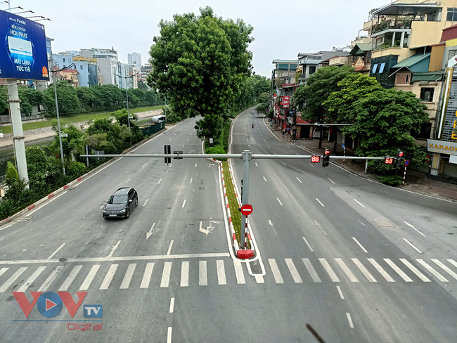 Hà Nội: Chốt kiểm soát thông thoáng, đường phố vắng vẻ trong ngày đầu nghỉ Lễ Quốc khánh - Ảnh 15.
