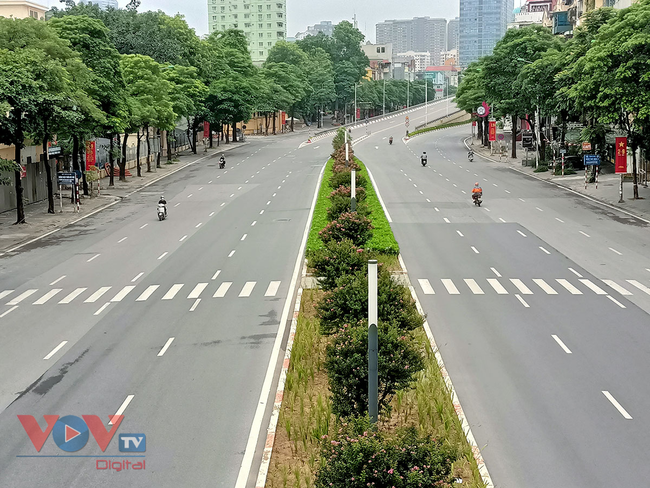 Hà Nội: Chốt kiểm soát thông thoáng, đường phố vắng vẻ trong ngày đầu nghỉ Lễ Quốc khánh - Ảnh 14.