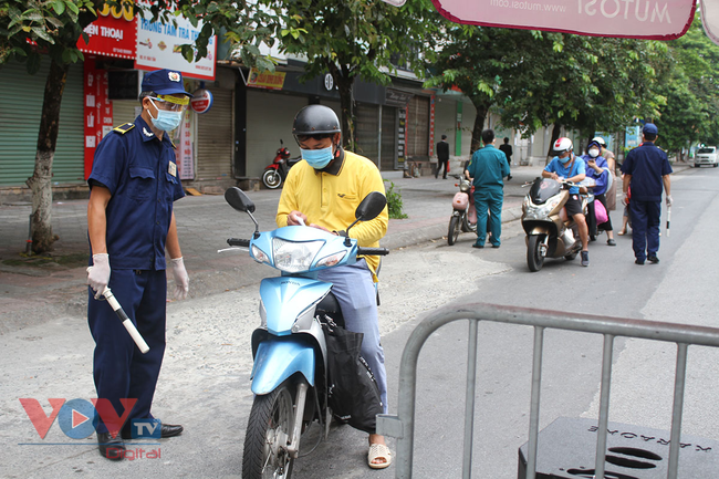 Hà Nội: Chốt kiểm soát thông thoáng, đường phố vắng vẻ trong ngày đầu nghỉ Lễ Quốc khánh - Ảnh 6.