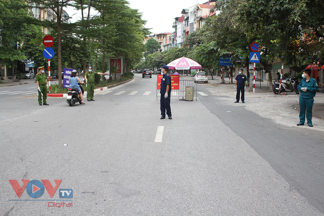 Hà Nội: Chốt kiểm soát thông thoáng, đường phố vắng vẻ trong ngày đầu nghỉ Lễ Quốc khánh - Ảnh 5.