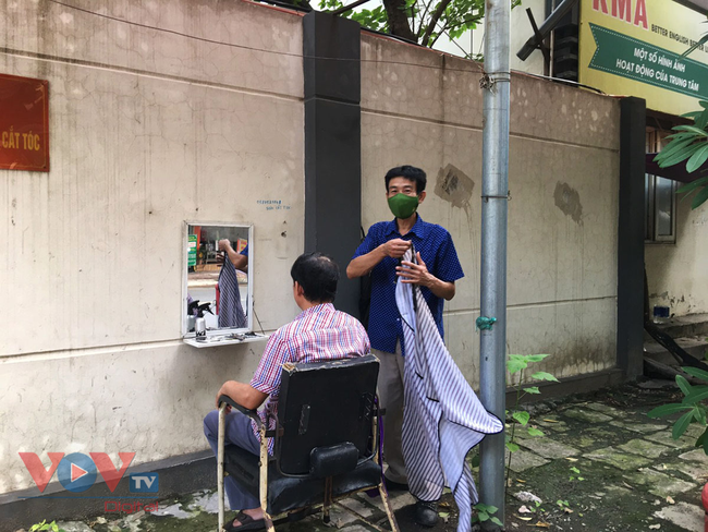 Nhiều người ra ngay hàng cắt tóc gội đầu trong sáng đầu tiên Hà Nội nới lỏng các dịch vụ - Ảnh 13.
