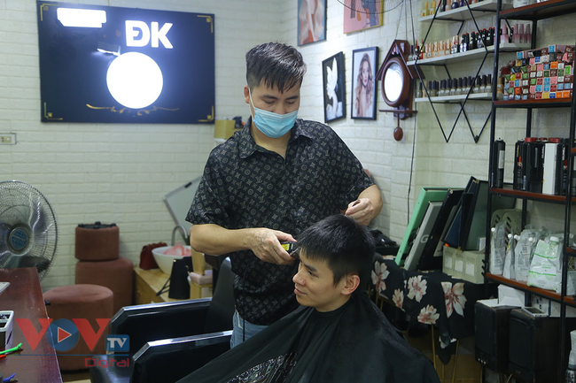 Nhiều người ra ngay hàng cắt tóc gội đầu trong sáng đầu tiên Hà Nội nới lỏng các dịch vụ - Ảnh 8.