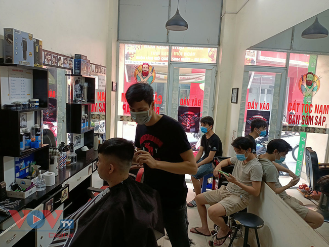 Nhiều người ra ngay hàng cắt tóc gội đầu trong sáng đầu tiên Hà Nội nới lỏng các dịch vụ - Ảnh 7.