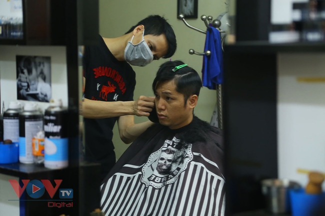 Nhiều người ra ngay hàng cắt tóc gội đầu trong sáng đầu tiên Hà Nội nới lỏng các dịch vụ - Ảnh 6.