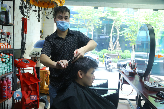 Nhiều người ra ngay hàng cắt tóc gội đầu trong sáng đầu tiên Hà Nội nới lỏng các dịch vụ - Ảnh 5.