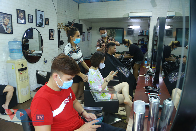 Nhiều người ra ngay hàng cắt tóc gội đầu trong sáng đầu tiên Hà Nội nới lỏng các dịch vụ - Ảnh 3.
