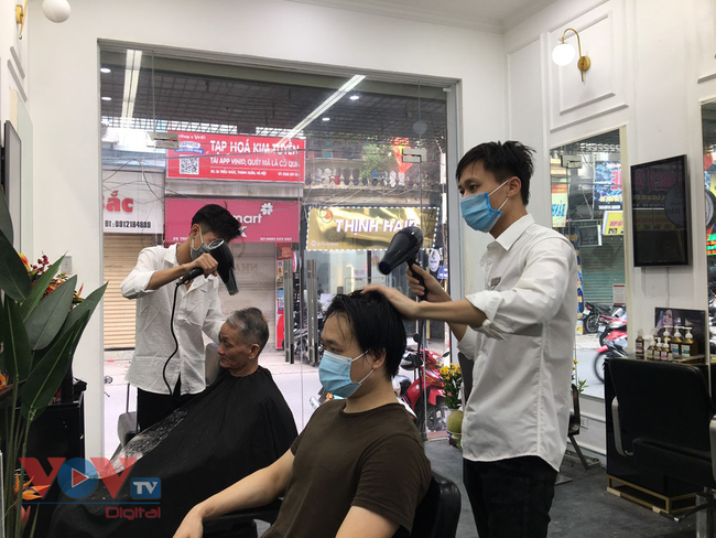 Nhiều người ra ngay hàng cắt tóc gội đầu trong sáng đầu tiên Hà Nội nới lỏng các dịch vụ - Ảnh 4.