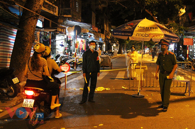 Trung tâm Hà Nội ùn tắc đêm Trung thu: Cảnh báo người dân không lơ là phòng, chống dịch COVID-19 - Ảnh 2.
