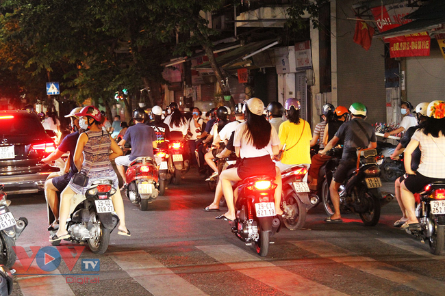 Hà Nội: Người dân đổ ra đường đi chơi Trung thu, phố cổ tấp nập - Ảnh 11.
