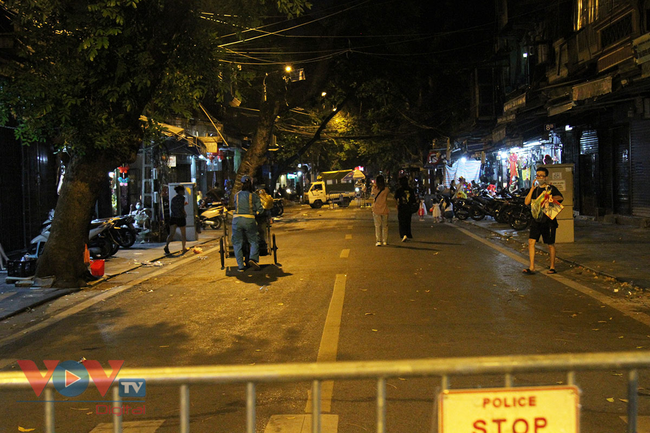 Hà Nội: Người dân đổ ra đường đi chơi Trung thu, phố cổ tấp nập - Ảnh 14.