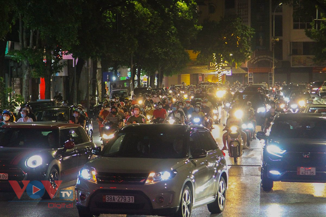 Hà Nội: Người dân đổ ra đường đi chơi Trung thu, phố cổ tấp nập - Ảnh 16.