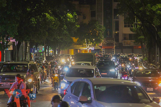 Hà Nội: Người dân đổ ra đường đi chơi Trung thu, phố cổ tấp nập - Ảnh 18.