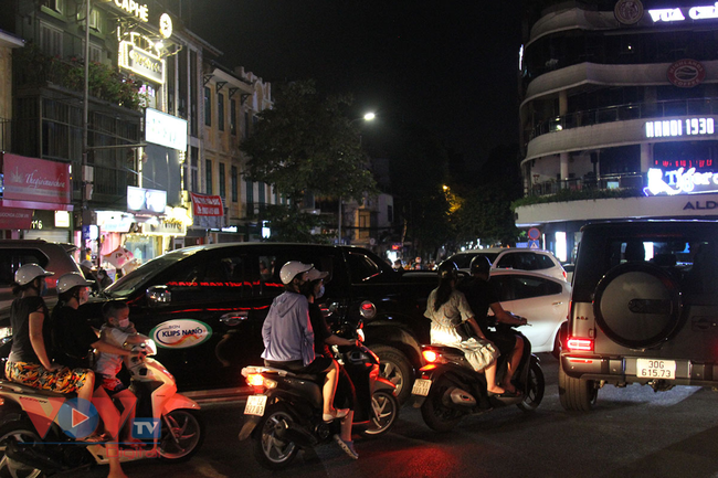 Hà Nội: Người dân đổ ra đường đi chơi Trung thu, phố cổ tấp nập - Ảnh 20.