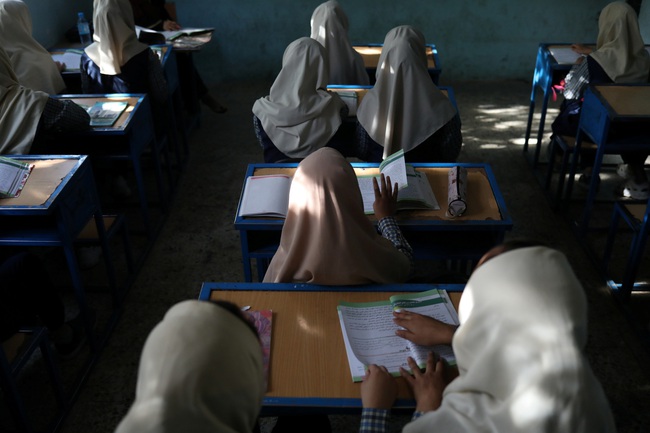 Taliban sẽ sớm cho phép nữ sinh được tới trường - Ảnh 1.