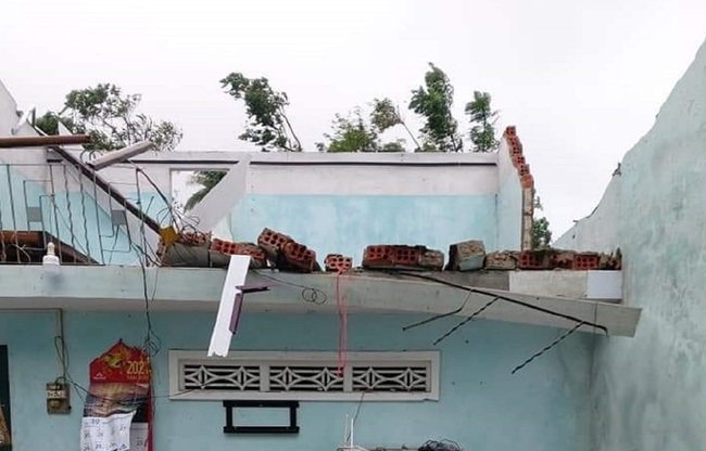 Quảng Ngãi: Hàng chục nhà bị tốc mái, hư hỏng, 10 tàu cá còn trong vùng nguy hiểm - Ảnh 1.