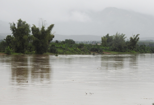 Kon Tum: Phát hiện một thi thể nam giới trôi trên sông Pô Kô trong mưa lũ - Ảnh 1.