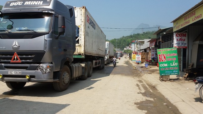 Doanh nghiệp hưởng lợi lớn sau bãi bỏ phân biệt xe cộ ở cửa khẩu Lào Cai - Ảnh 2.
