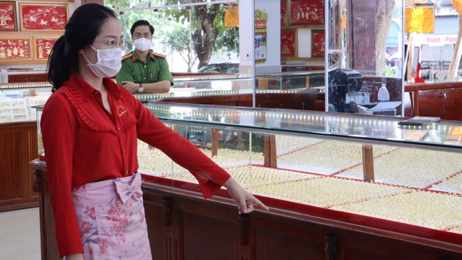 Nữ nhân viên lấy trộm hàng nghìn nhẫn vàng ở Bình Phước bị khởi tố - Ảnh 1.