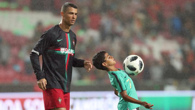 Ronaldo muốn giải nghệ rồi huấn luyện con trai tại MU - Ảnh 1.