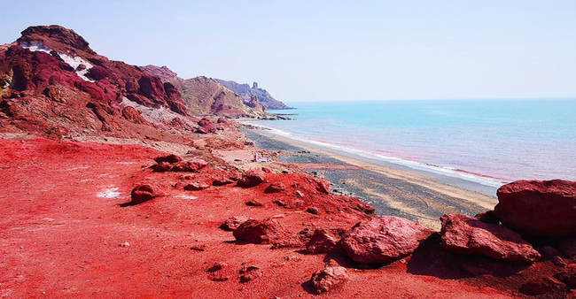 Bãi biển màu đỏ rực thu hút du khách tại Iran - Ảnh 4.