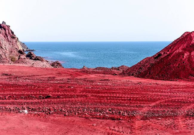 Bãi biển màu đỏ rực thu hút du khách tại Iran - Ảnh 3.