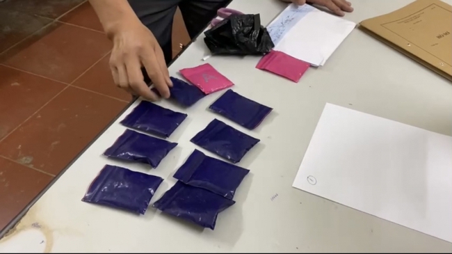 Công an Sơn La bắt 2 đối tượng mua bán hơn 1.900 viên ma túy tổng hợp - Ảnh 2.