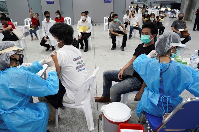 Thái Lan tiêm trộn lẫn vaccine Sinovac và AstraZeneca cho 1,5 triệu người - Ảnh 1.