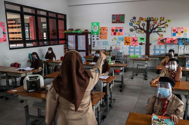 Indonesia đưa ra chiến lược ngăn chặn cụm lây nhiễm Covid-19 trường học - Ảnh 2.