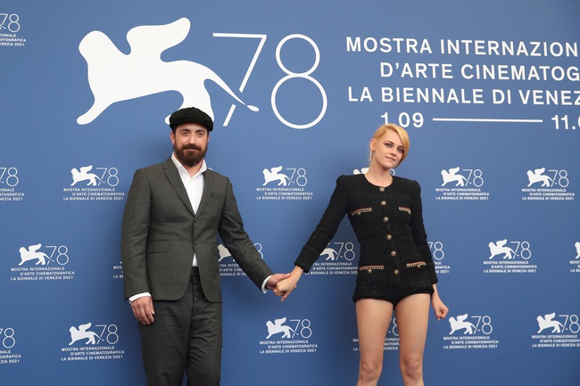 Đạo diễn Pablo Larrain và nữ diễn viên Kristen Stewart đã hợp tác với nhau trong bộ phim Spencer , miêu tả về những năm cuối đời của công nương Diana