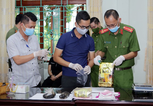 Lai Châu: Bắt quả tang 2 đối tượng mua bán trái phép hơn 3kg ma túy dạng đá và thuốc phiện - Ảnh 1.
