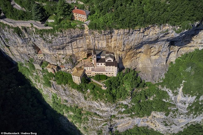 Độc đáo nhà thờ Italia nằm cheo leo trên vách núi cao 800m - Ảnh 1.