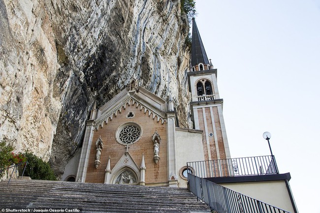 Độc đáo nhà thờ Italia nằm cheo leo trên vách núi cao 800m - Ảnh 4.