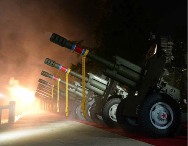 Triều Tiên duyệt binh lúc nửa đêm, trình làng vũ khí mới - Ảnh 1.