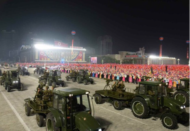 Triều Tiên duyệt binh lúc nửa đêm, trình làng vũ khí mới - Ảnh 3.