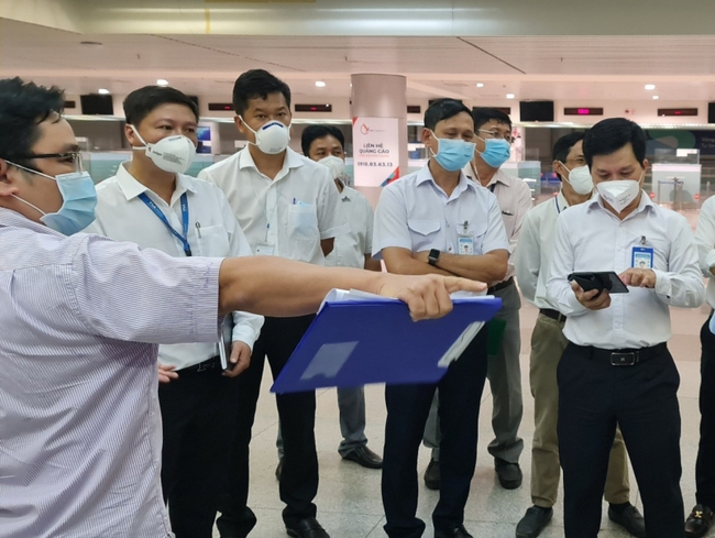 TP.HCM xét nghiệm nhanh hành khách nhập cảnh tại sân bay Tân Sơn Nhất từ 1/1 - Ảnh 2.