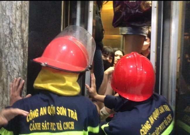 Đà Nẵng: Giải cứu 8 người mắc kẹt trong thang máy lúc rạng sáng - Ảnh 1.