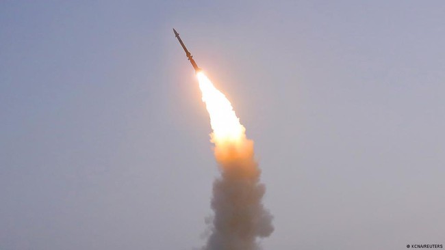 Triều Tiên xác nhận bắn thử tên lửa siêu vượt âm - Ảnh 1.