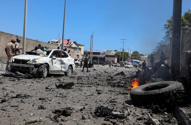 Nhiều người thương vong trong vụ đánh bom liều chết ở Somalia - Ảnh 1.