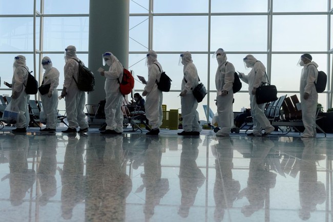 Hong Kong (Trung Quốc): Nhân viên hàng không bị sa thải do làm lây lan Omicron ra cộng đồng - Ảnh 2.