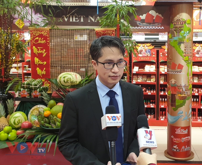 Tưng bừng quầy hàng Tết Việt tại siêu thị Carrefour  - Ảnh 3.