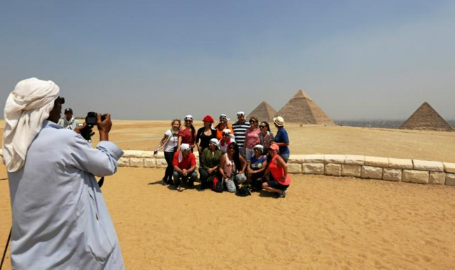 Ai Cập: Quần áo tích hợp mã QR giúp du khách lựa chọn địa điểm du lịch nổi tiếng - Ảnh 1.