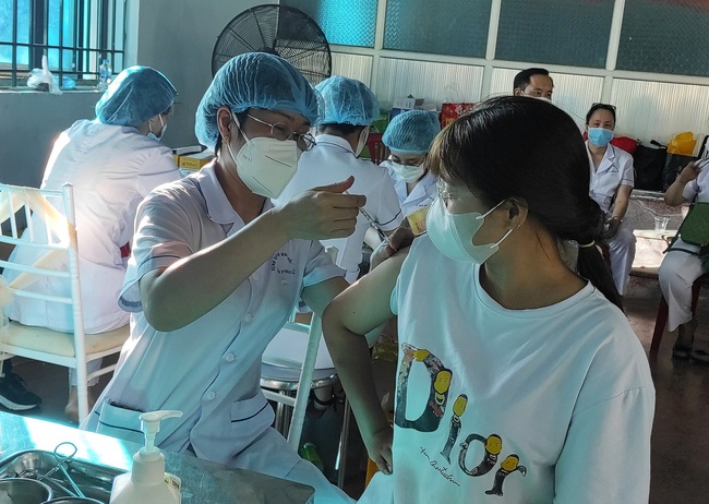 Thành phố Hồ Chí Minh tổ chức tiêm vaccine phòng COVID-19 xuyên Tết Nguyên đán Nhâm Dần 2022  - Ảnh 1.