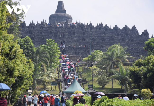 Indonesia yêu cầu khách du lịch đi 'dép đặc biệt' tại kỳ quan Phật giáo lớn nhất thế giới - Ảnh 2.