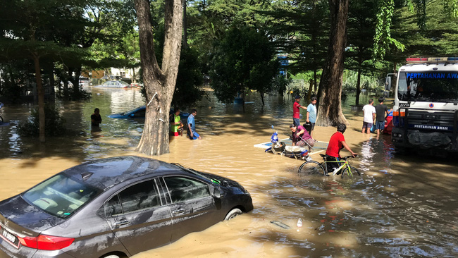 Lũ lụt hoành hành ở 7 bang của Malaysia - Ảnh 1.