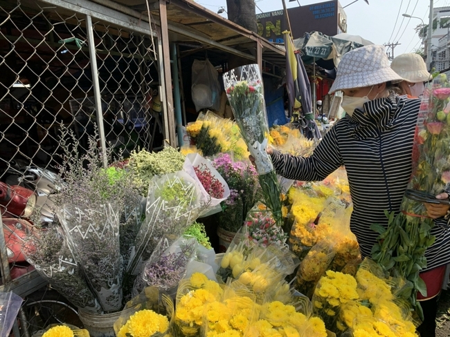 TP.HCM: Chợ truyền thống sôi động, hoa tươi tăng giá - Ảnh 4.