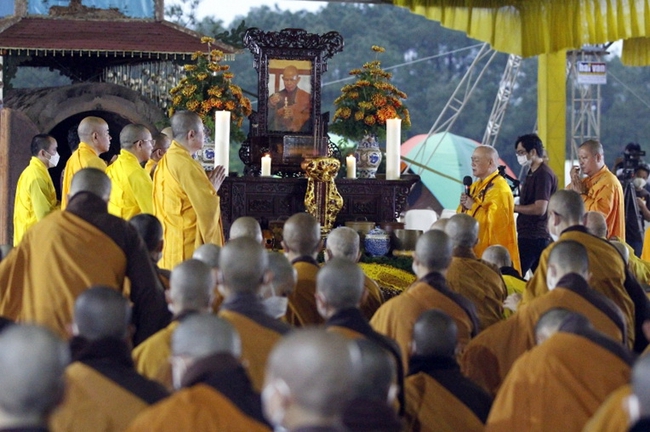 Xá lợi Thiền sư Thích Nhất Hạnh được rước về chùa Từ Hiếu - Ảnh 1.