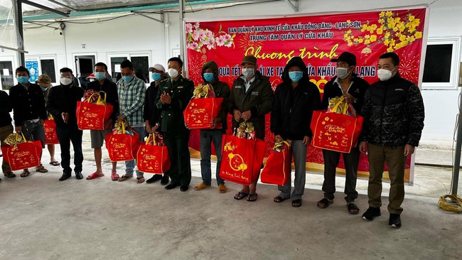 Lạng Sơn: Tặng quà hàng trăm lái xe đón Giao thừa tại các cửa khẩu - Ảnh 2.