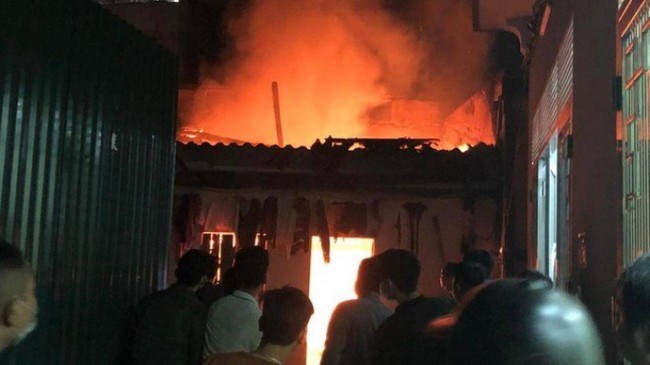 Khẩn trương điều tra nguyên nhân vụ cháy phòng trọ ở phường Định Công (Hoàng Mai), khiến 3 người tử vong - Ảnh 1.