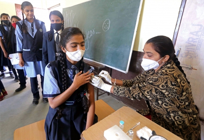 Hơn 4 triệu trẻ em Ấn Độ được tiêm mũi vaccine Covid-19 đầu tiên - Ảnh 2.